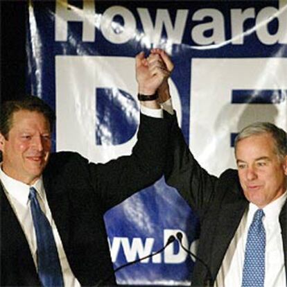 El ex vicepresidente de EE UU Al Gore (izquierda), alza el brazo de Howard Dean, ayer en Nueva York.