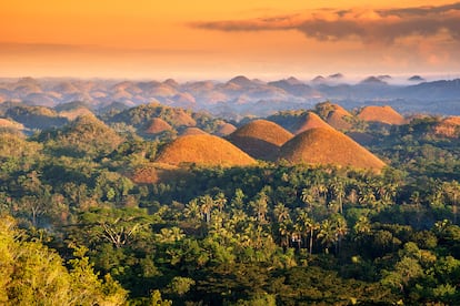 Bohol (Filipinas). Frente a la isla de Cebú, donde Magallanes perdió la vida el 27 de abril de 1521 guerreando contra los indígenas, Bohol es otra de las muchas joyas que atesora la bellísima Filipinas. La décima isla más grande del país debe su fama a sus playas vírgenes y maravillas naturales como las Colinas de Chocolate (en la imagen). También a los santuarios donde admirar ese monito de ojos saltones que cabe en la palma de la mano (el tarsero filipino), sus centros de buceo y los fascinantes restos de las iglesias españolas destruidas por el terremoto de 2013. A Bohol se llega en un vuelo desde Manila o en el ferri desde la vecina Cebú.