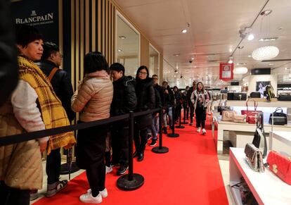 Turistas asiáticos hacen cola en un centro comercial madrileño.