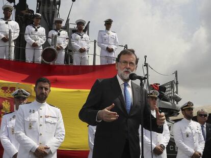 El presidente del Gobierno, Mariano Rajoy, durante su visita al patrullero español de altura Infanta Cristina, en Abiyán.