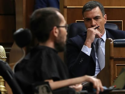 Pedro Sánchez escucha a Pablo Echenique, este martes durante la primera jornada del debate.