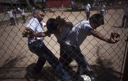 Niños juegan al futbol en la escuela local del viejo Cananea. 
