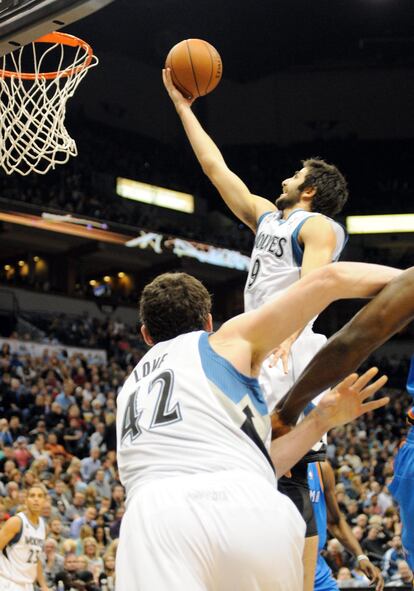 Ricky Rubio anota una canasta