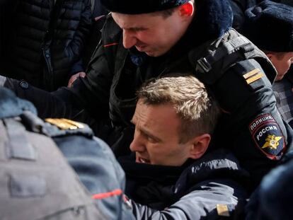 Policiais detêm o líder da oposição Navalny durante as manifestações em Moscou.