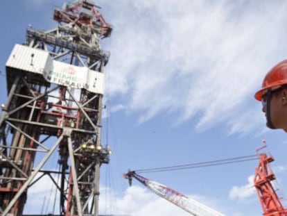 Un trabajador en la plataforma Centenario en el Golfo de M&eacute;xico. 