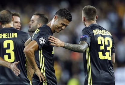 El jugador de la Juventus Federico Bernardeschi consuela a su compañero Cristiano Ronaldo tras ser expulsado.