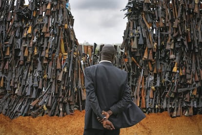 El vicepresidente Ruto dijo que las armas fueron capturadas en el país durante los últimos nueve años. En la imágen, un trabajador gubernamental observa la pila de armas de fuego antes de su destrucción en Ngong, a las afueras de Nairobi (Kenia).