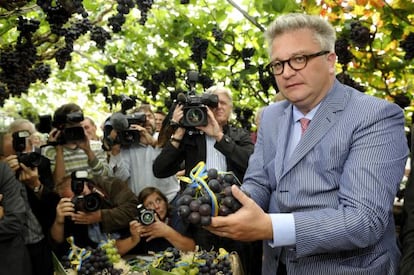 Laurent de B&eacute;lgica en una jornada de vendimia en la localidad de Overijse, en 2009. 