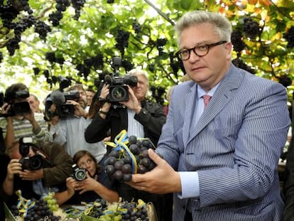 Laurent de B&eacute;lgica en una jornada de vendimia en la localidad de Overijse, en 2009. 