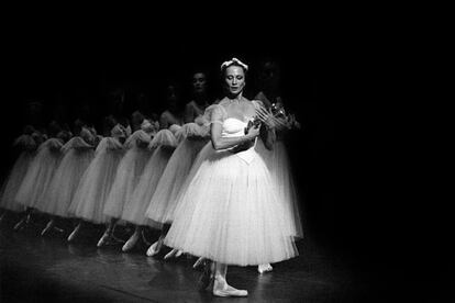 La cámara capta un paso de danza de la bailarina rusa Maya Plisetskaia, gran figura del ballet del siglo XX y continuadora del legado de Galina Ulánova.