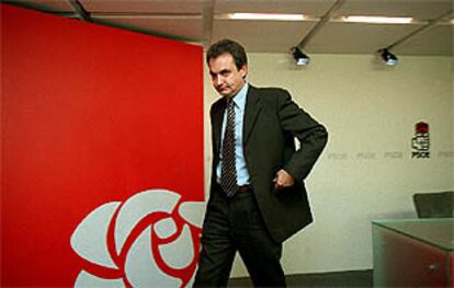 El secretario general del PSOE, José Luis Zapatero, al salir de una rueda de prensa.