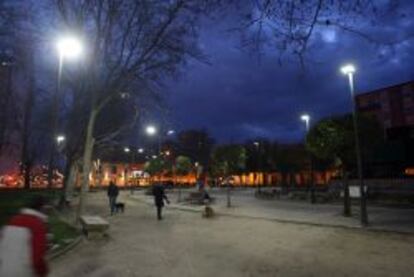 Un parque público iluminado con farolas con dispositivos de ahorro de energía.