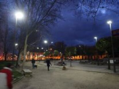 Un parque p&uacute;blico iluminado con farolas con dispositivos de ahorro de energ&iacute;a.