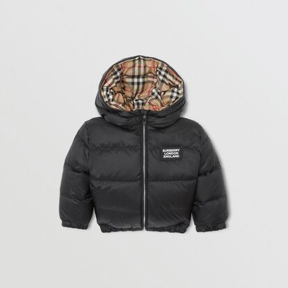 Un chaquetón acolchado impermeable con el logotipo actualizado de Burberry y revés a cuadros vintage es uno de los últimos lanzamientos de la marca británica, pensado para este invierno y diseñado para bebés de 6 a 24 meses. Está relleno de plumón de pato para ofrecer mayor calidez. Tiene cierre de cremallera y bolsillos abiertos laterales. El modelo está disponible en cuatro formatos: uno de color negro, otro de color rojo intenso, otro rosa lavanda y un último de azul apagado. Todos tienen la capucha con el característico diseño a cuadros. Precio: 320 euros.