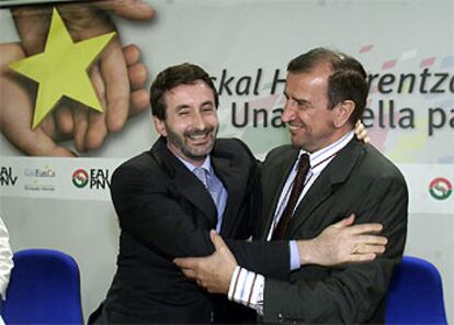 Josu Jon Imaz (izquierda) celebra el resultado de su partido con su eurodiputado electo, Josu Ortuondo.