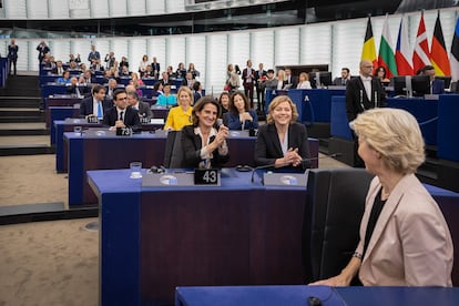 Teresa Ribera (a la izquierda) aplaude a Von der Leyen (de espaldas), el pasado 27 de noviembre en Estrasburgo.