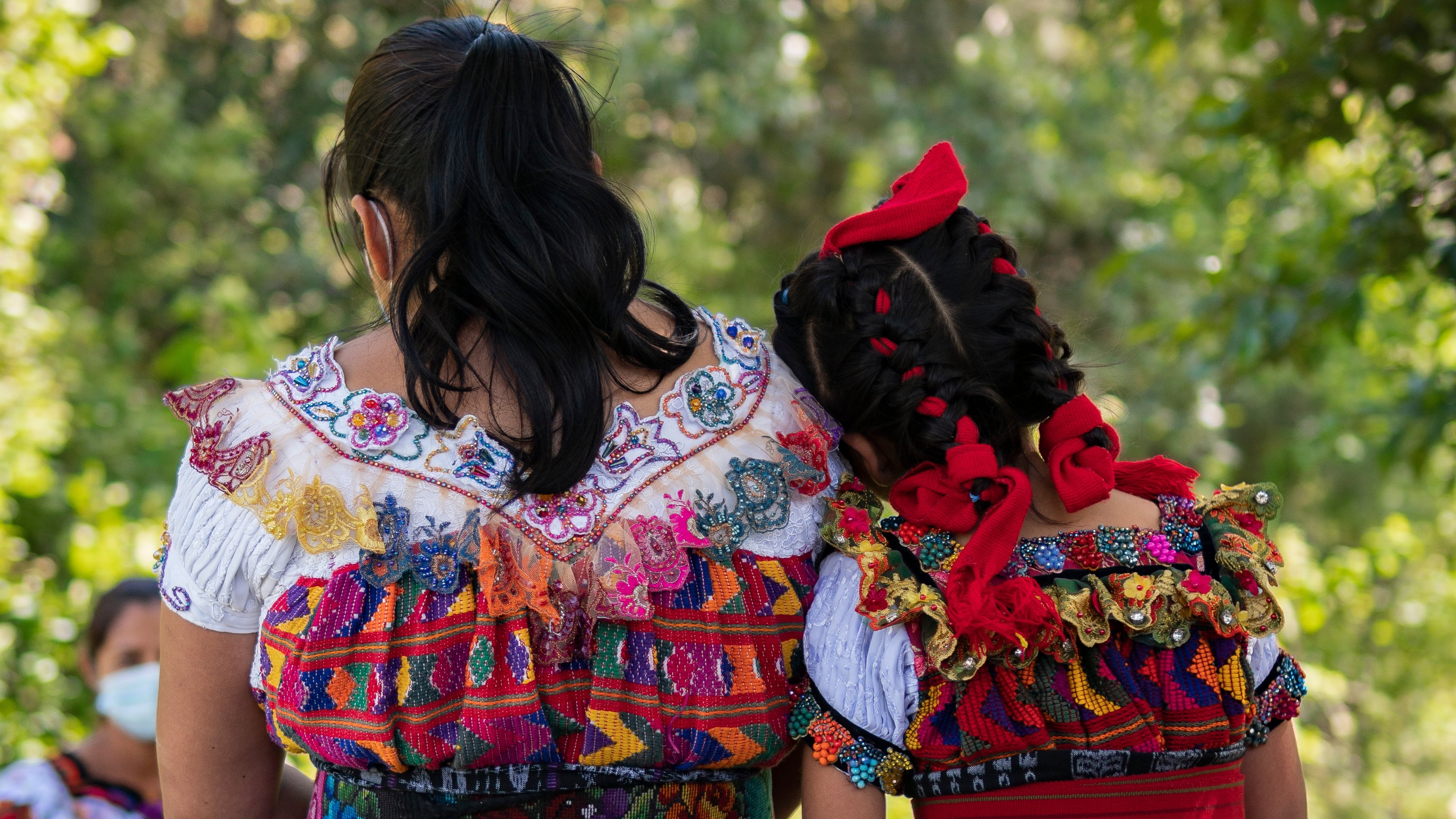 Las bordadoras mayas reclaman derechos para sus huipiles, apropiados por grandes marcas