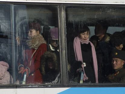 Norcoreanos en un autob&uacute;s, este viernes en Pyongyang.