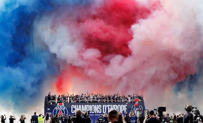 El PSG celebra su primera Champions League con sus aficionados en París.