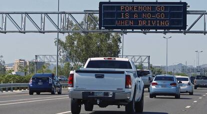 Una se&ntilde;al de tr&aacute;fico alerta en Arizona (EE UU) del uso de Pok&eacute;mon GO. 