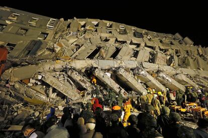 Búsqueda de supervivientes entre los restos de un edificio que se derrumbó tras un terremoto de magnitud 6,4 en Tainan, al sur de Taiwán.