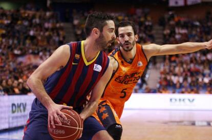 Navarro protege el bal&oacute;n ante Pau Ribas. 