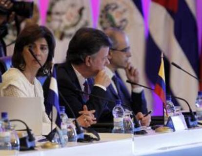 El presidente de Colombia, Juan Manuel Santos (c), y su canciller, María Ángela Holguín (i), participan en la inauguración de la plenaria de presidentes de la XXIII Cumbre Iberoamericana de jefes de Estado y de Gobierno, en Ciudad de Panamá (Panamá).