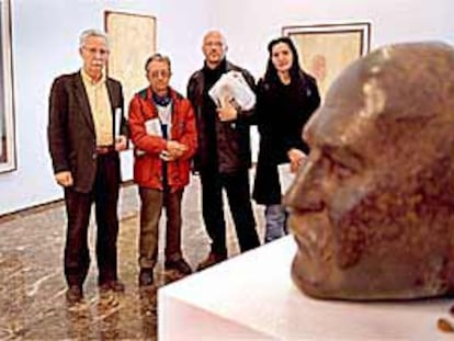Albert Agulló, Castillejo, Eutiquio y Fran López, ayer, observan un busto de Sixto Marco, otro de los artistas de la muestra.