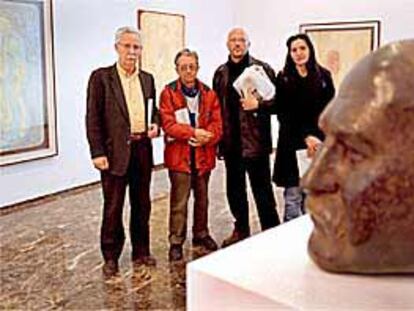 Albert Agulló, Castillejo, Eutiquio y Fran López, ayer, observan un busto de Sixto Marco, otro de los artistas de la muestra.