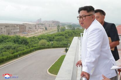 Kim Jong-Un inspecciona las obras en el área turística de Wonsan-Kalma, en Pionyang (Corea del Norte).