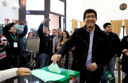 Juan Marín, candidato de Ciudadanos a la presidencia de la Junta de Andalucía, ejerce su derecho al voto en un colegio de Sanlúcar de Barrameda (Cádiz). 