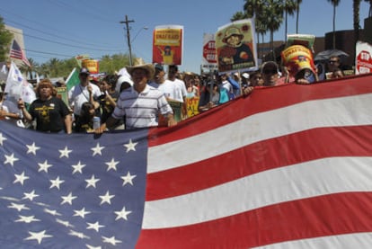Manifestación contra la ley del Estado de Arizona que criminaliza a los inmigrantes sin papeles, ayer en Phoenix.