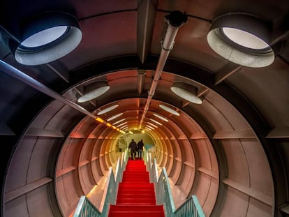 El interior del Atomium, una de las atracciones más conocidas de Bruselas y testigo de la Exposición Universal de 1958.