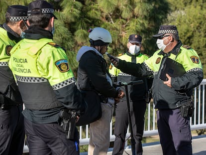 El control policial junto al IVAM, en Valencia, hace una prueba de alcoholemia al conductor de un patinete eléctrico.