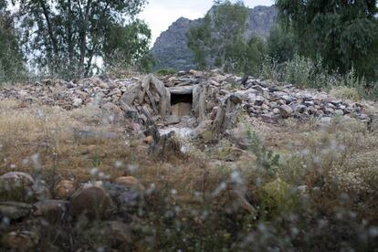 Un paseo de 10 minutos por la Isla de la Barca conduce al visitante al dolmen de Valdecaballeros, un monumento funerario megalítico que se construyó entre el IV y el II milenio antes de Cristo.