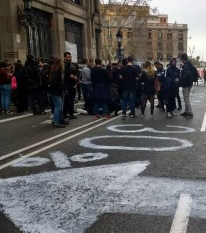 Estudiants a la Via Laietana.