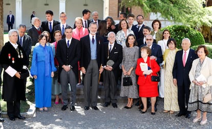 Los Reyes y escritor Luis Mateo Díez posan para una foto de familia junto con el resto de autoridades tras la ceremonia.