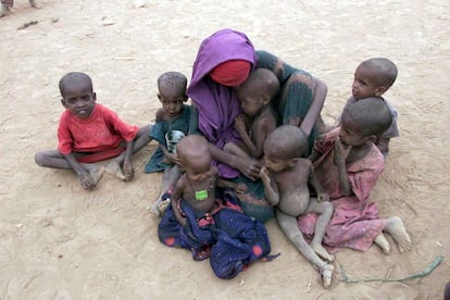 Abril de 2000. Una mujer trata de consolar a sus desnutridos hijos en el campo de Danan mientras continúan llegando cientos de refugiados en busca de ayuda alimentaria y sanitaria.