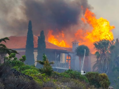 A house burned on Monday due to lava from the eruption of the volcano in Cumbre Vieja.