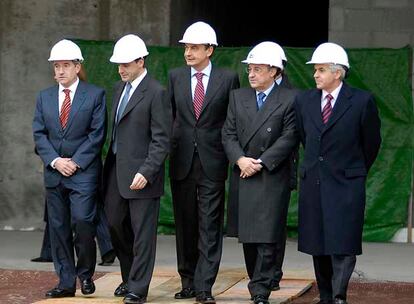 Zapatero, acompañado por el presidente de ACS, Florentino Pérez (a su izquierda), visita las obras del Instituto Técnico de Comunicación de León.