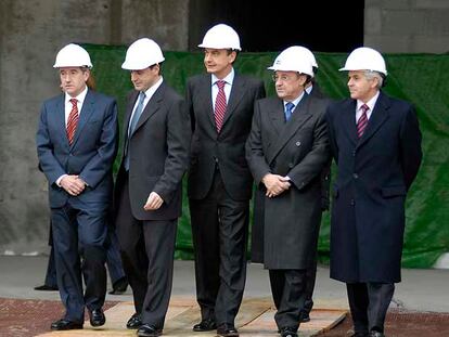 Zapatero, acompañado por el presidente de ACS, Florentino Pérez (a su izquierda), visita las obras del Instituto Técnico de Comunicación de León.