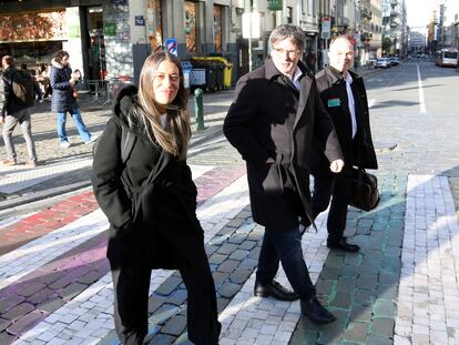 Desde la izquierda, Miriam Nogueras, Carles Puigdemont y Jordi Turull, cerca del Parlamento Europeo, la pasada semana.