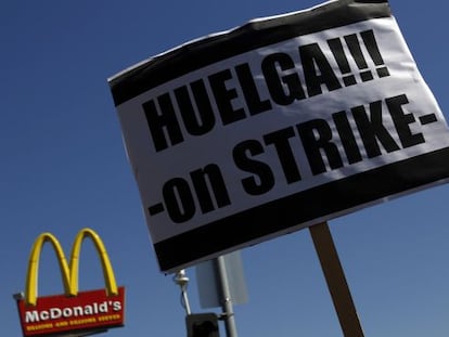 Miles de trabajadores de restaurantes de comida r&aacute;pida van a la huelga en Estados Unidos. 