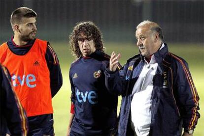 Puyol, en un entrenamiento de la selección española entre Piqué y Del Bosque