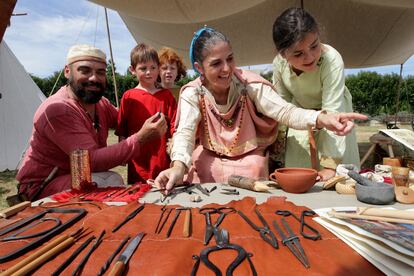 Asistentes al campamento visigodo de Liencres, en Cantabria.