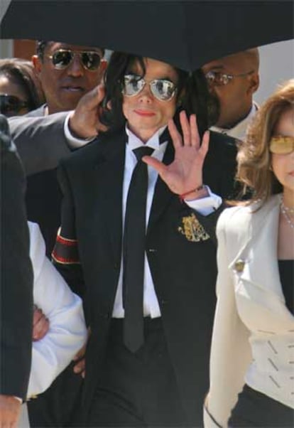 El cantante Michael Jackson ha abandonado el juzgado con un rostro muy similar al que presentaba antes de conocer el veredicto. Cansado y desmejorado, Jackson ha saludado a sus seguidores, que celebraban el veredicto con gritos. El cantante, arropado por su familia, apenas se ha detenido y ha abandonado muy pronto las salas del tribunal.