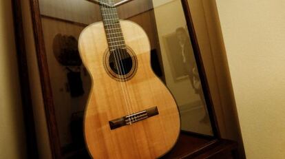 La guitarra Hauser de Andr&eacute;s Segovia expuesta en la Real Academia de San Fernando.