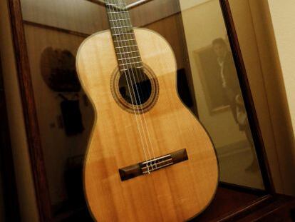 La guitarra Hauser de Andr&eacute;s Segovia expuesta en la Real Academia de San Fernando.
