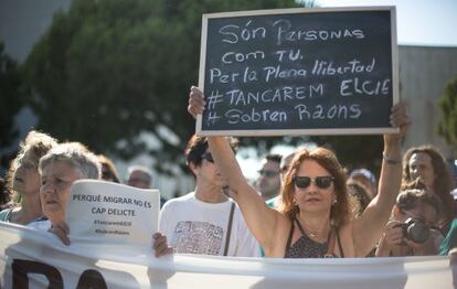 Concentració ahir davant el CiE de la Zona Franca demanant-ne el tancament.
