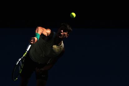 Alcaraz, durante el partido ante Sonego. El español ha ganado por (6-4, 6-7(3), 6-3 y 7-6(3), en 3h 25m.